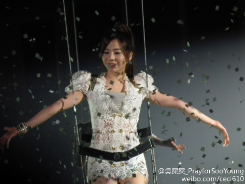 popcorntiff:

cr as tagged

sunny you wont fly away from me ~~