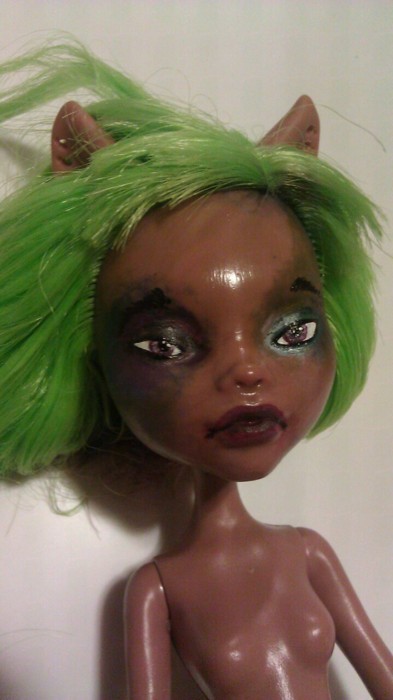 thatn3rdygirl:

Monster High Clawdeen that I painted
First time using acrylics in a loooooong time - was so relaxing - aaah :)
