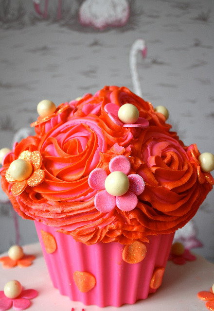 can cupcakes be preppy?
pink, orange, polka dots, daisies&#8230; i&#8217;d say YES!