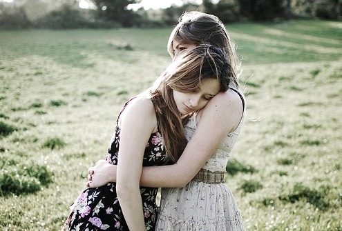 
Amigo é aquele que enxerga sua tristeza escondida atrás de um sorriso.
