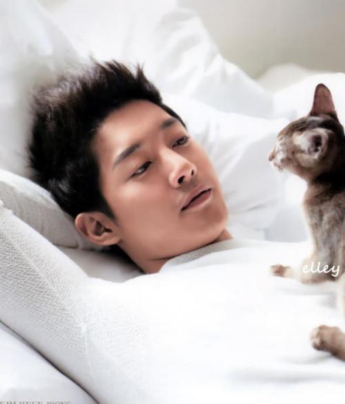 KHJ oppa with a cat…:))
(do you remember you snore like a kitten?!:O)