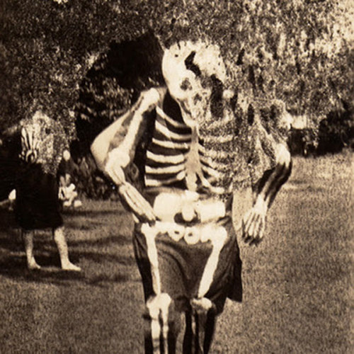 (via Haunted Air: Halloween Photos 1875-1955 – Boing Boing)
