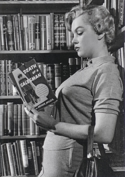 joe-cd:

Marilyn Monroe reading Death of a Salesman by Arthur Miller
