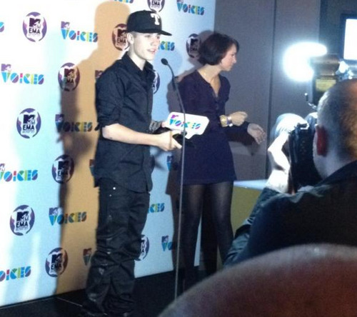 strictlyjelena:  Justin Bieber is accepting his MTV Voices award. 