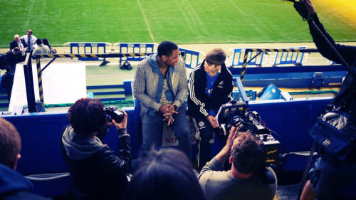 louskibabey:  Justin chatting with Reggie Yates at Chelsea FC 