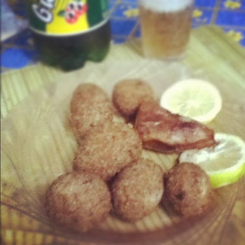 Ter uma mãe brasileira = Kibbeh & Guaraná ao jantar. (Taken with instagram)