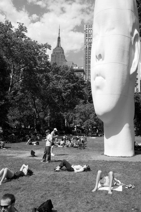 &#8220;La siesta en Madison Square. Qué experiencia cerrar los ojos y al abrirlos encontrarse con esta impresionante escultura de Jaume Plensa, Echo.&#8221;