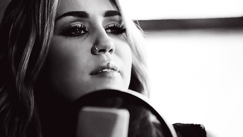 ilove-miss-miley:

Miley Cyrus - 