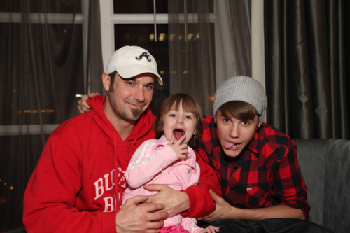 Justin, Jazzy and Jeremy Bieber on the day that Home For The Holidays was taped!