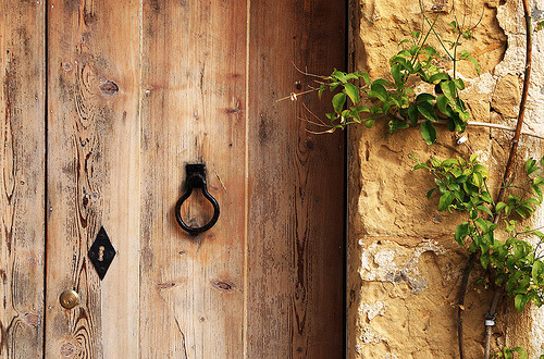 kiyoaki:

Door in Ghasri de -gege.gatt-
Flickr: http://flic.kr/p/4aSKVH
