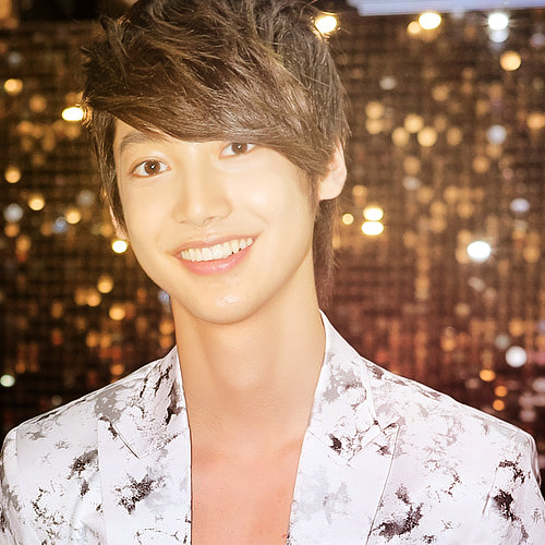 Kwangmin shows off his breath-taking smile!