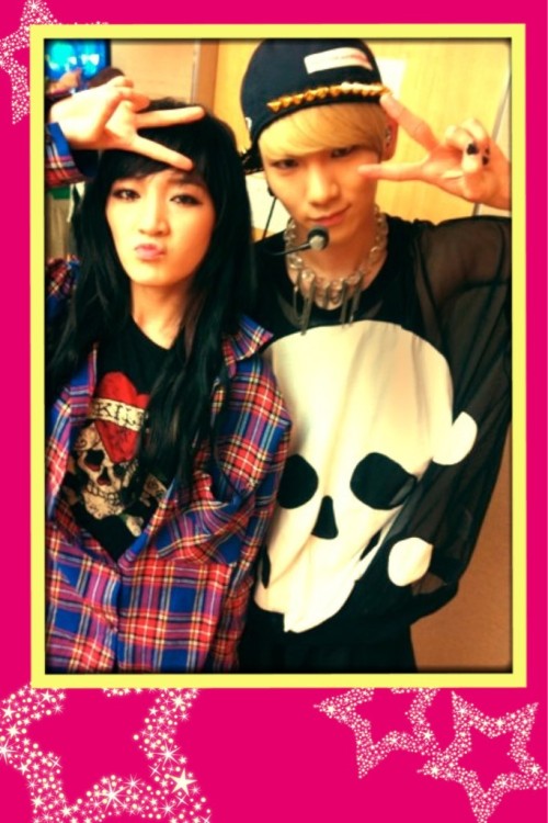 120322 Jia of Miss A tweeted at KST 11:20PM:-
오래만에 만난 키!!!^^오늘 샤이니 멋있게 컴백했어!!!!!!춤 짱 좋아!!!!!!우리 둘이 다 해골 옷 입었어!!!ㅋㅋㅋㅋㅋㅋㅋㅋ
Saw Key for the first time in a while!!!^^ Today, SHINee made an awesome comeback!!!!!! The dance is totally jjang!!!!!! Both of us are wearing skull clothes!!! kekekekekekekeke
Translation credits: SHINeee.net
