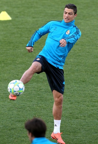 Enjoying training, 26.03.2012. I can see you, Kaká.(via Photo from Getty Images)