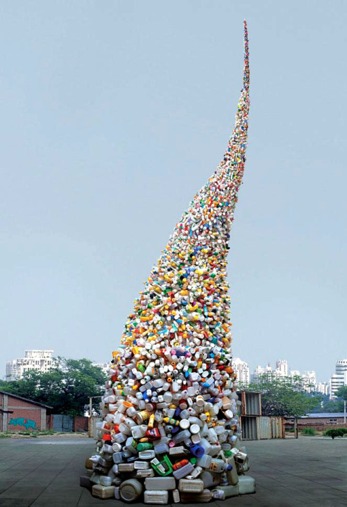 (via 11 meter hoge stilstaande tornado van plastic afval | BREKEND)