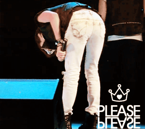 Dat ass ♥ ______________________ He has a beautiful ass. Not too small, not to big. And with a little flash of Tae!skin, this gif is absolutely perfect. Plus it&#8217;s one of my hairstyles ever on him. -Admin T