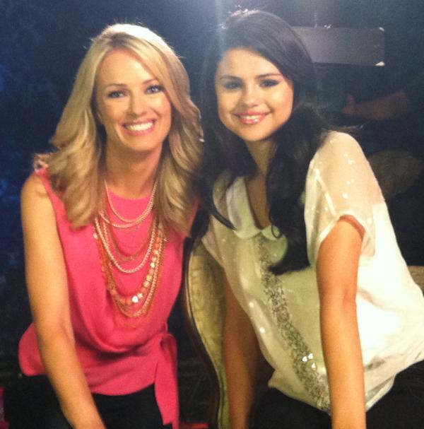 &#8220;Wow! @SelenaGomez has the best twitter fans! I took pics today for u guys -here&#8217;s 1 of me &amp; Selena after our interview&#8221;