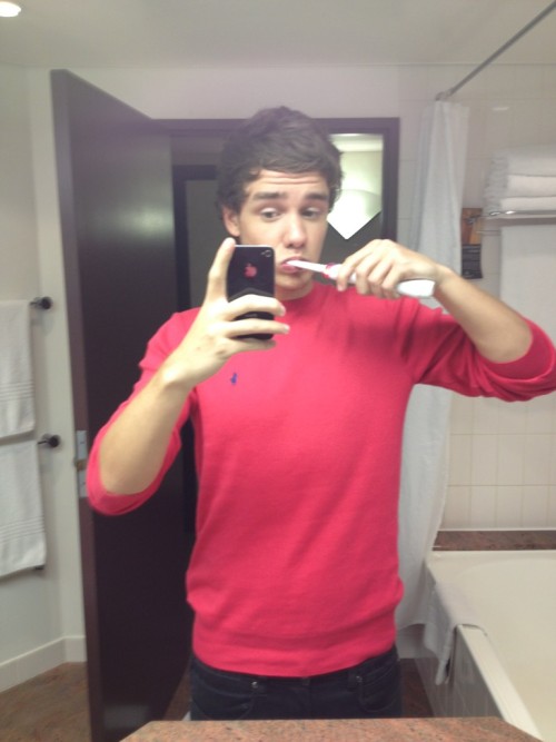 latenightlovewithdaddydirection:

muchlikeraindrops:


but

omg. ask.jdflkasdf

&#8220;You guys only love me for my flashing toothbrush!&#8221; Haha, I love him!