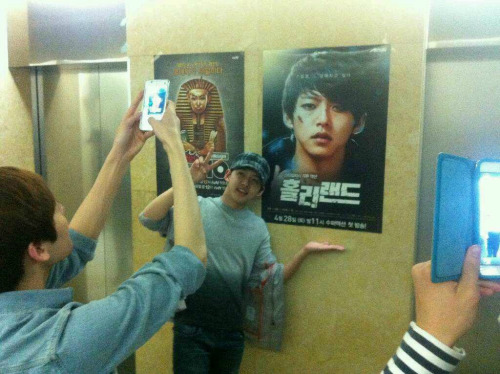 皆さん、おはようございます！ ドンホさんは、自分のポスターの前でノリノリ！！「ケビンさん、撮ってぇ～」
Trans: Good morning everyone! Dongho is excited over his own poster!!  「 Kevin taking a picture~」