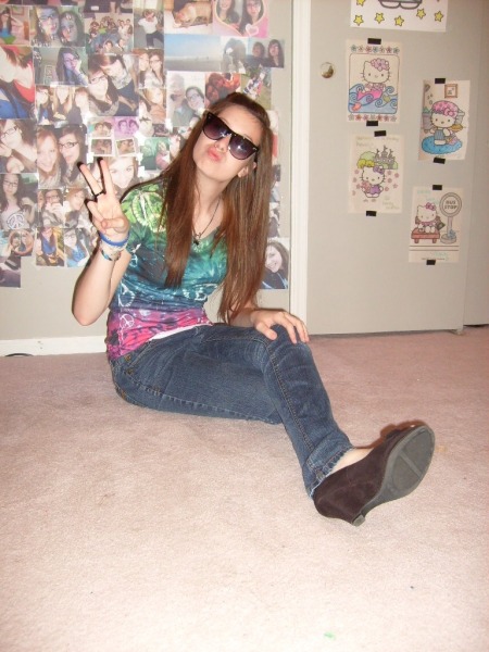 classic duckface-and-peace-sign combo. the indoor-sunglass-wearing and the hello kitty coloring book wall art gives this one an extra dose of WTF, doesn&#8217;t it?