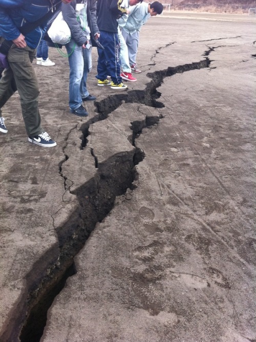 nedhepburn: Japan 8.9 quake leaves giant crack in ground in Tokyo. 