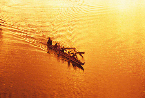 ruineshumaines: Gold Canoe, Waimea, Kauai (by Brian Howell) 