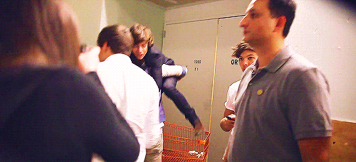 mrsstyyles: Omg harry what on Earth are you doing? 